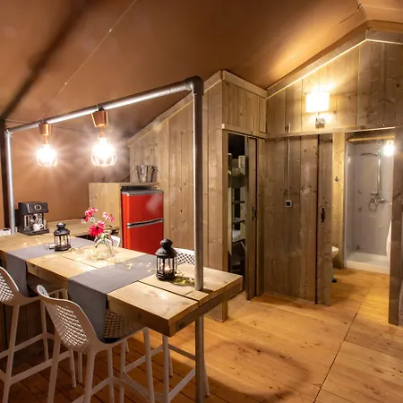 Delle Rose & Glamping Village פארק נופש 4*